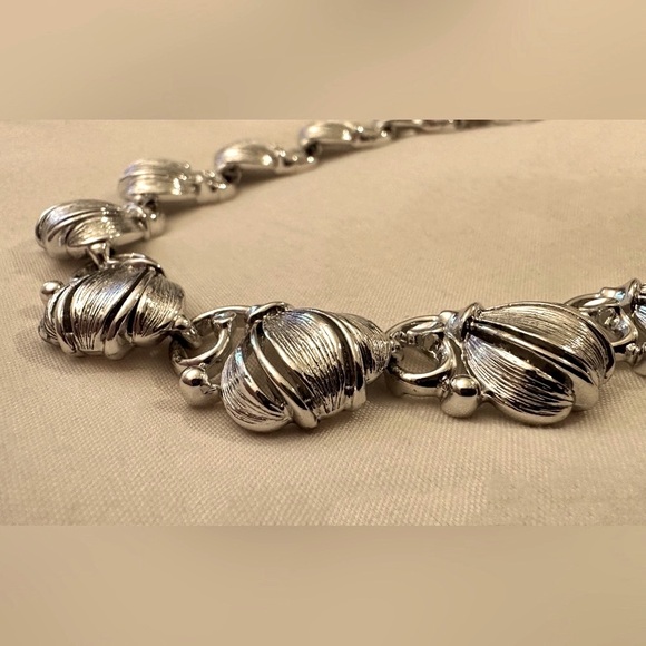 LISNER Necklace  Baublle signed Treasure  "Flower Blossom" RARE - Picture 1 of 7